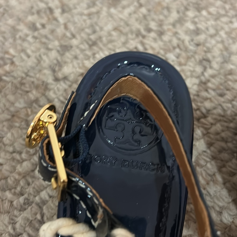 Tory Burch Navy Patent Leather Rope Strap Sandals with Gold Logo - Picture 4 of 8